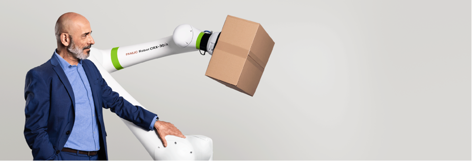 ワークを持った協働ロボットのCRXが人と並んでいる写真