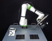 協働ロボットがネジの緩み検査を行っている写真