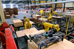 ロボットが木材を運んでいる